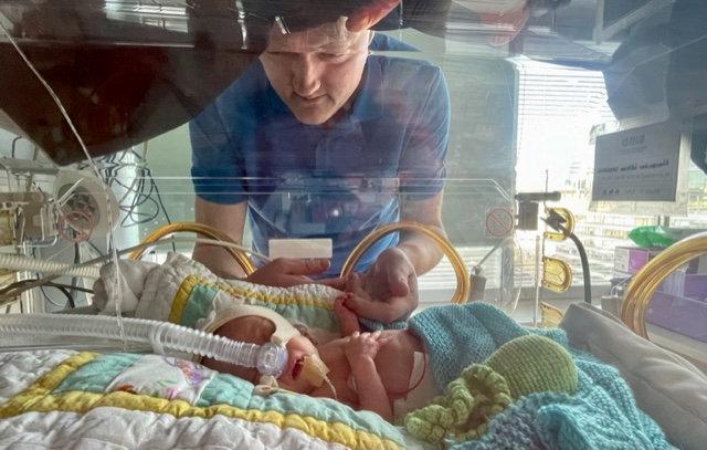 Dad Chris with baby William in the neonatal intensive care unit. (SWNS)