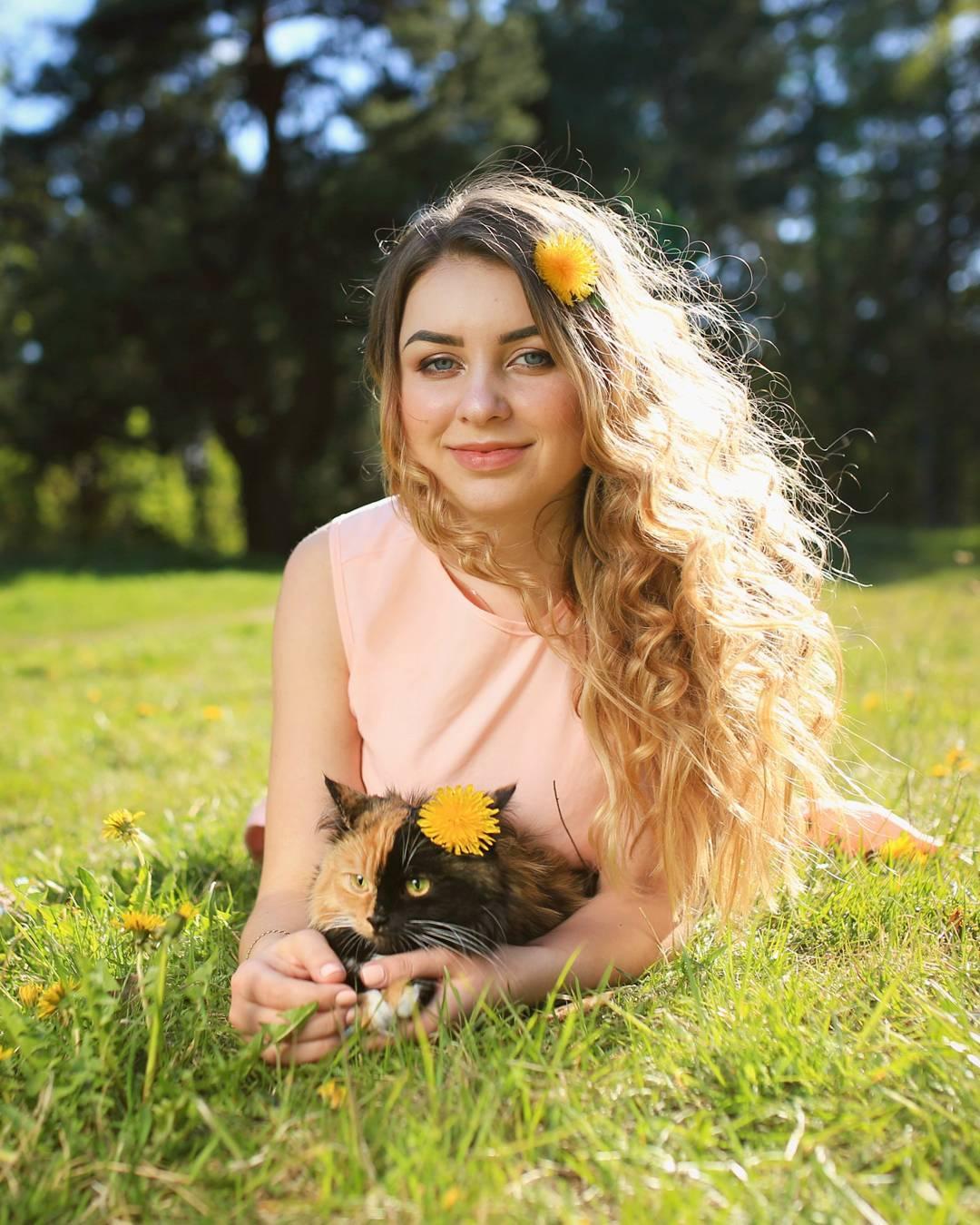 Elizabeth Rubashko with her cat, Yana.  (Courtesy of <a href="https://www.instagram.com/yanatwofacecat/">Yana the Two-Faced Cat</a>)