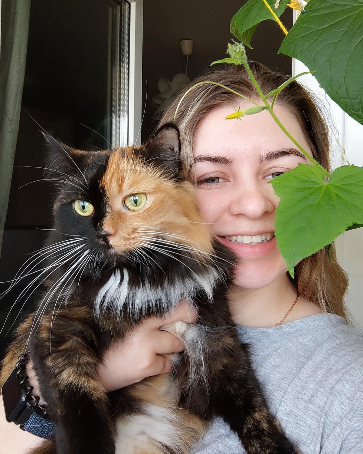 Elizabeth Rubashko with Yana. (Courtesy of <a href="https://www.instagram.com/yanatwofacecat/">Yana the Two-Faced Cat</a>)