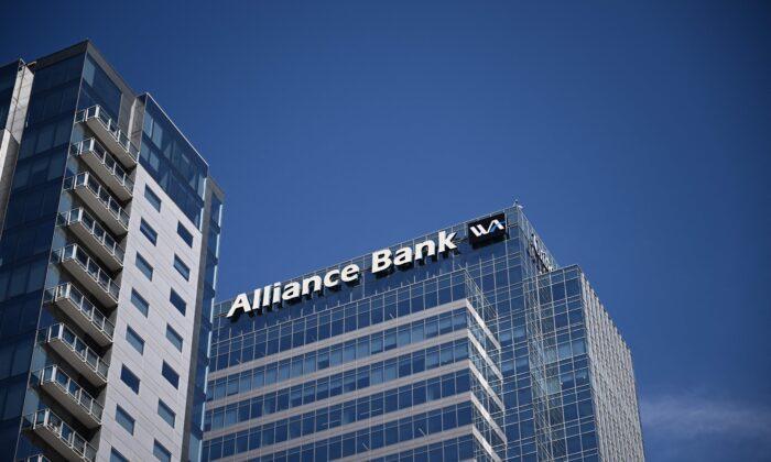 Western Alliance Bank Shares Plunge; Denies Looking for Buyer Amid Banking Sector Turmoil