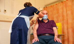 COVIDとインフルエンザのワクチンは、新しい変異株のためにイングランド全土で早期に展開されました