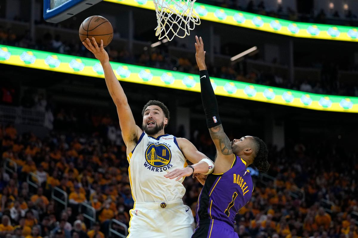 Thompson Scores 30, Warriors Adjust to Beat Lakers 127–100