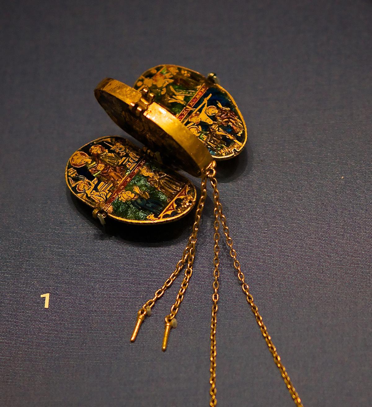 “Reliquary Pendant of the Holy Thorn,” circa 1340. Gold, thorn, amethyst, enamel, and rock crystal, The British Museum, London. (<a href="https://flickr.com/photos/64654599@N00/9077984333">Paul Hudson</a>/<a href="https://creativecommons.org/licenses/by/2.0/">CC BY 2.0</a>)