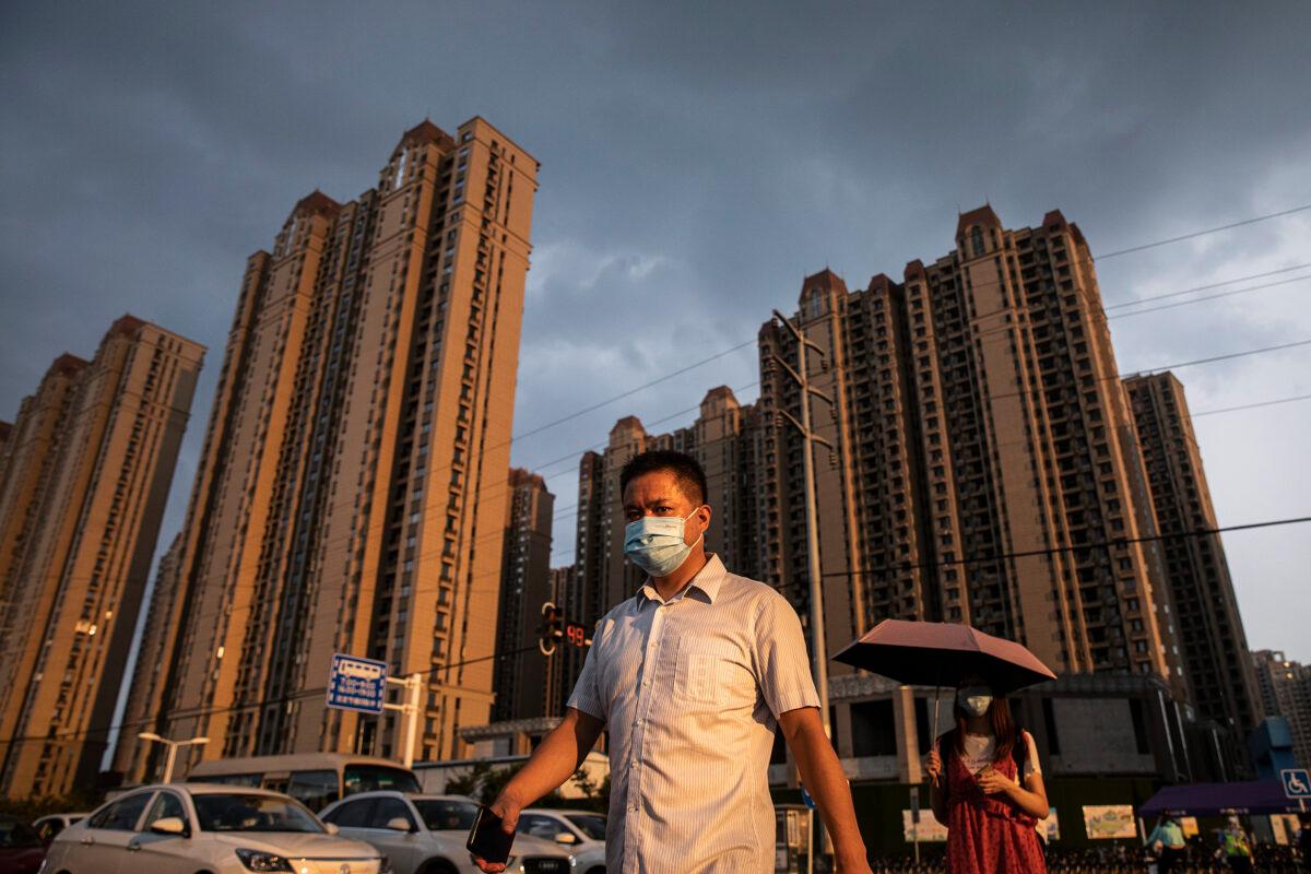 A man wears a mask while walking through the Evergrande Changqing community on Sept. 24, 2021, in Wuhan, Hubei Province, China.（Getty Images)