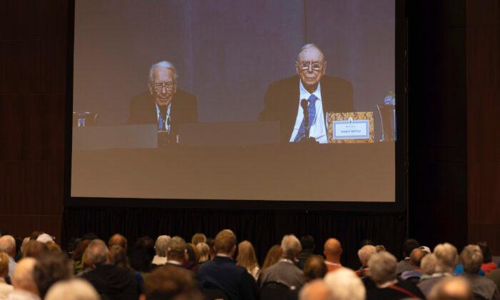 Berkshire Hathaway Annual Meeting: Buffett Bullish on America Despite Political Divisions
