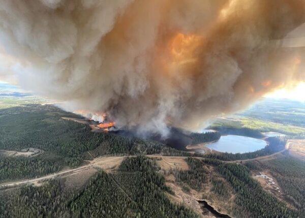 An active wildfire 14 kilometres southeast of Edson, Alta. (The Canadian Press/HO-Government of Alberta)