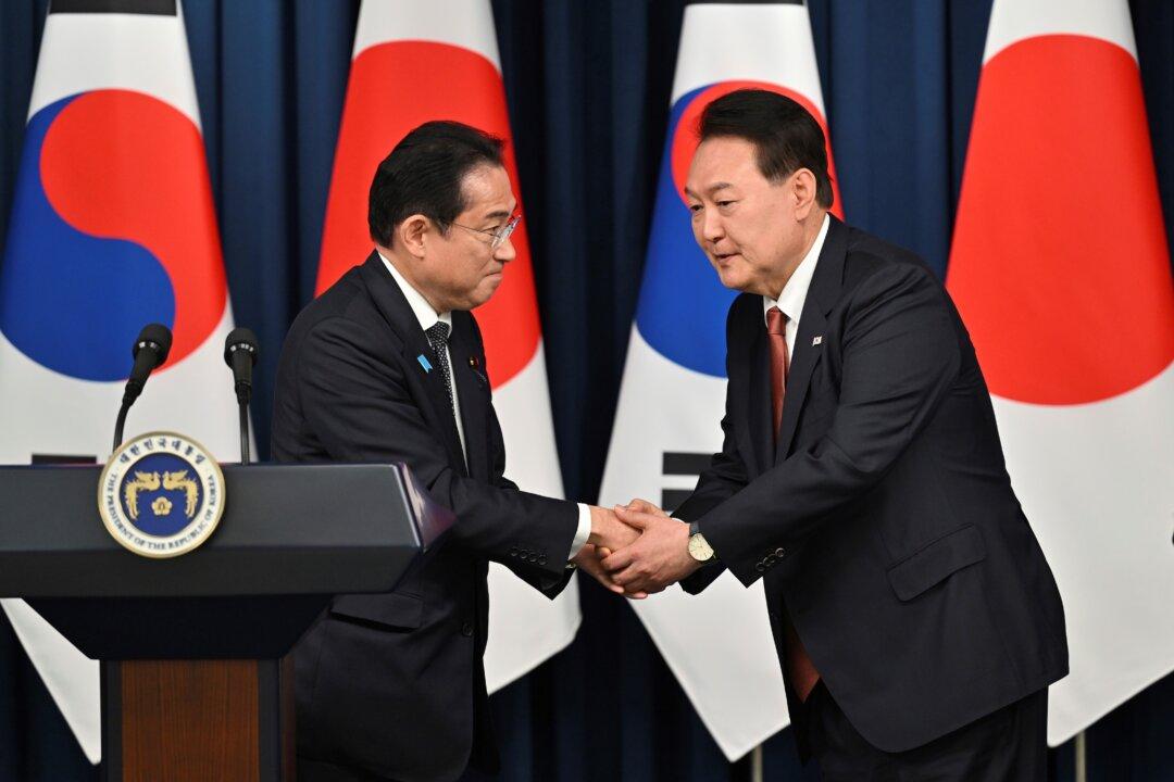 Japan’s PM Vows Stronger Cooperation in Landmark Visit to South Korea