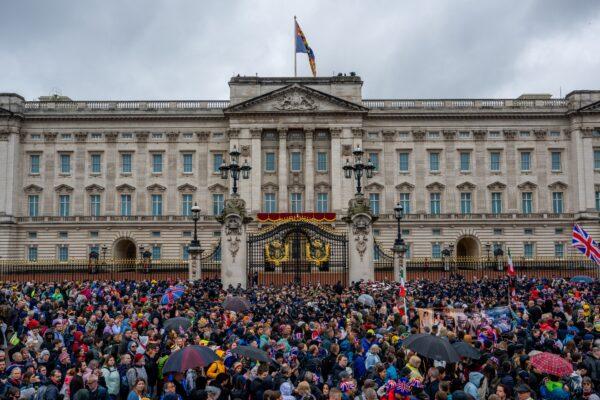 Crowds gather outside of Buckingham Palace at the conclusion of the Coronation of King Charles III and Queen Camilla in London on May 6, 2023. (Brandon Bell/Getty Images)