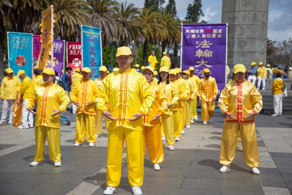 Practitioners demonstrate the Falun Dafa exercises in San Francisco on May 6, 2023. (Lear Zhou/The Epoch Times)
