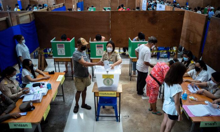 Thai Voters Cast Early Ballots One Week Before Election