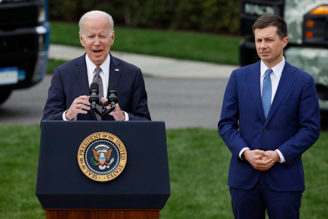 Biden Admin Wants Airlines to Pay Americans for Lengthy Delays, Cancellations