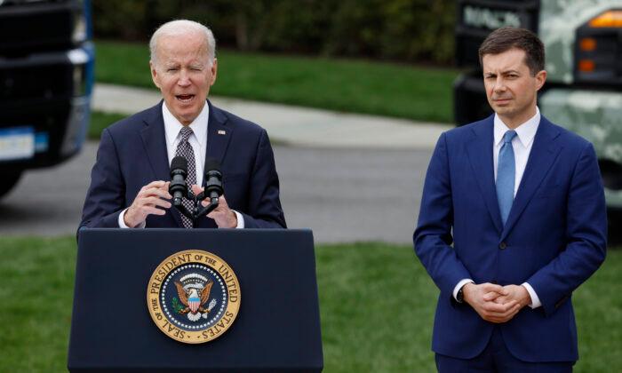 Biden Admin Wants Airlines to Pay Americans for Lengthy Delays, Cancellations