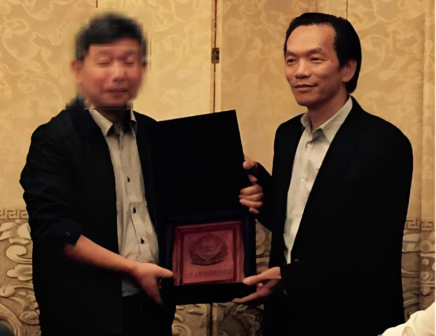 Chen Jinping (R) receives a plaque from an official from China's Ministry of Public Security in a ceremony after Chinese leader Xi Jinping's 2015 visit to the United States. (Department of Justice)