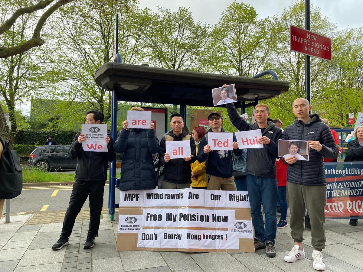 Former Hong Kong District Councillors Join Demonstration Outside HSBC in UK for Pensions Being Withheld