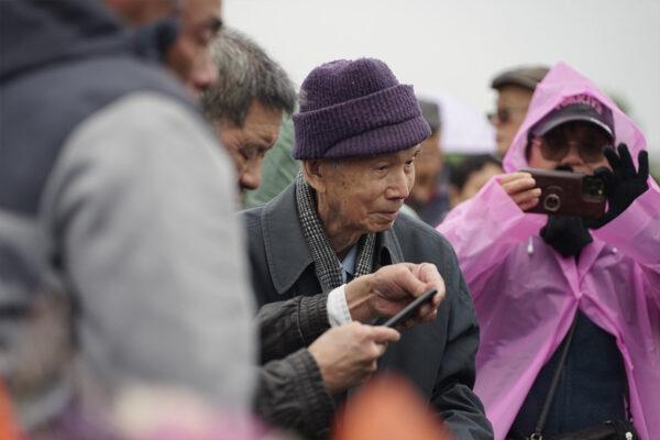 On April 30, 2023, 105-year-old Zhang Wuzhou, in complete disregard of the day’s wind and rain, came to the Eternal Sunset Memorial Park and Cemetery to commemorate his brother-in-law, who died while fleeing to Hong Kong. (Jenny Zeng /The Epoch Times)