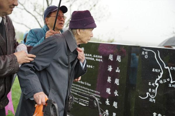 On April 30, 2023, 105-year-old Zhang Wuzhou visited the monument with the support of his family. (Jenny Zeng/The Epoch Times)