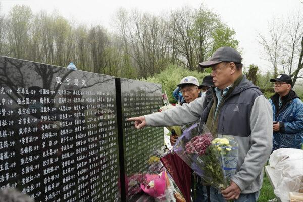 On April 30, 2023, event participants lay flowers for the deceased and search for the names of relatives and friends. (Jenny Zeng/The Epoch Times)