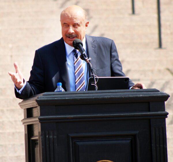 Television personality and talk show host Dr. Phil McGraw told a gathering of about 300 people on May 9, 2023 that he believes Oklahoma death row inmate Richard Glossip was not given a fair trial. (Michael Clements/The Epoch Times)