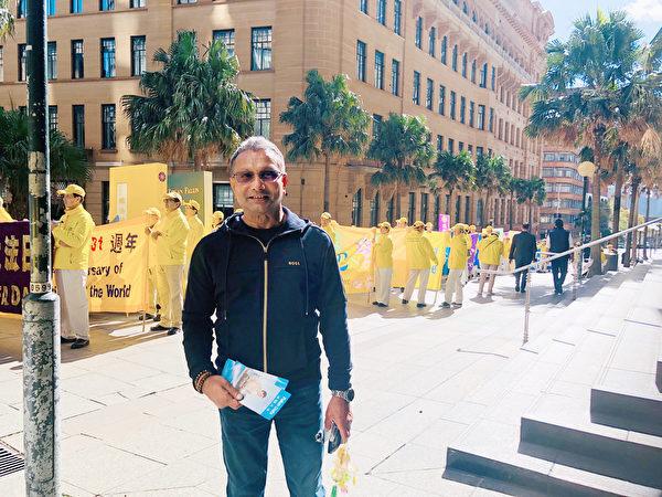 Thomas George, a finance executive at a large law firm in Phillip Tower, showed his support for Falun Gong. (Wen Qingyang/The Epoch Times)
