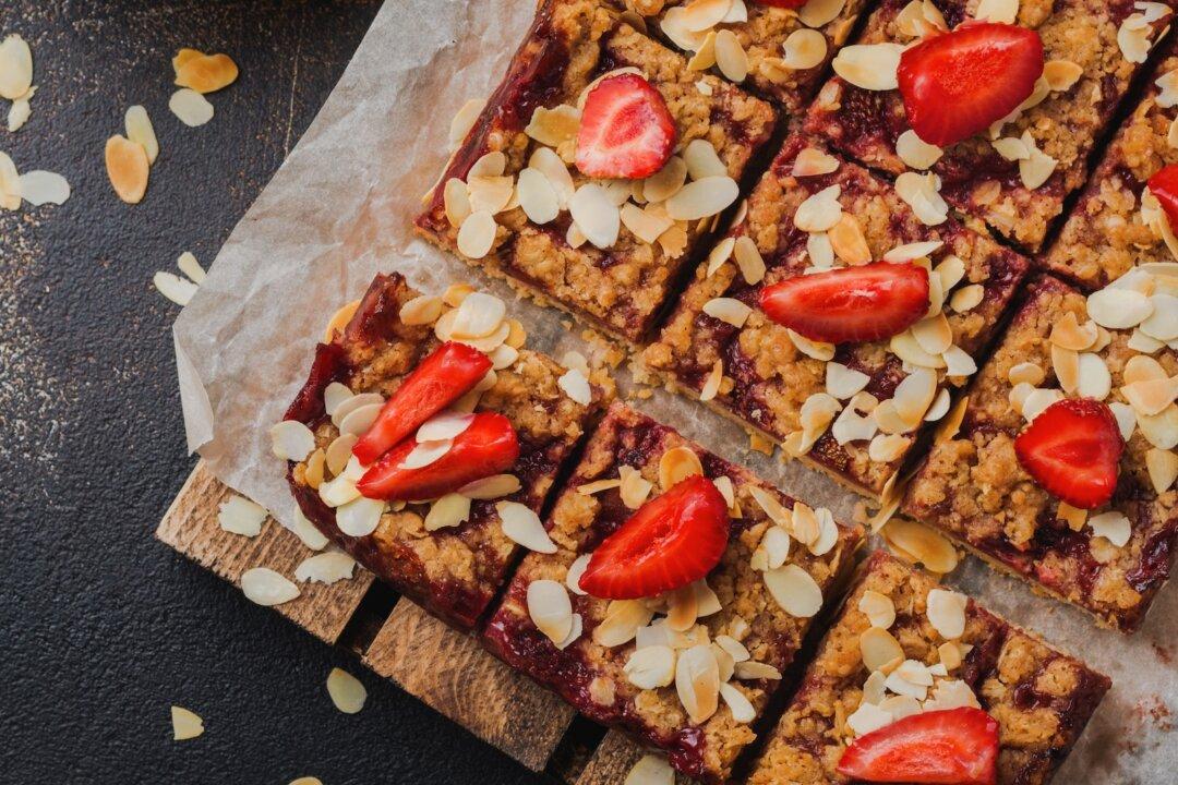 Strawberry Oat Squares (Recipe)