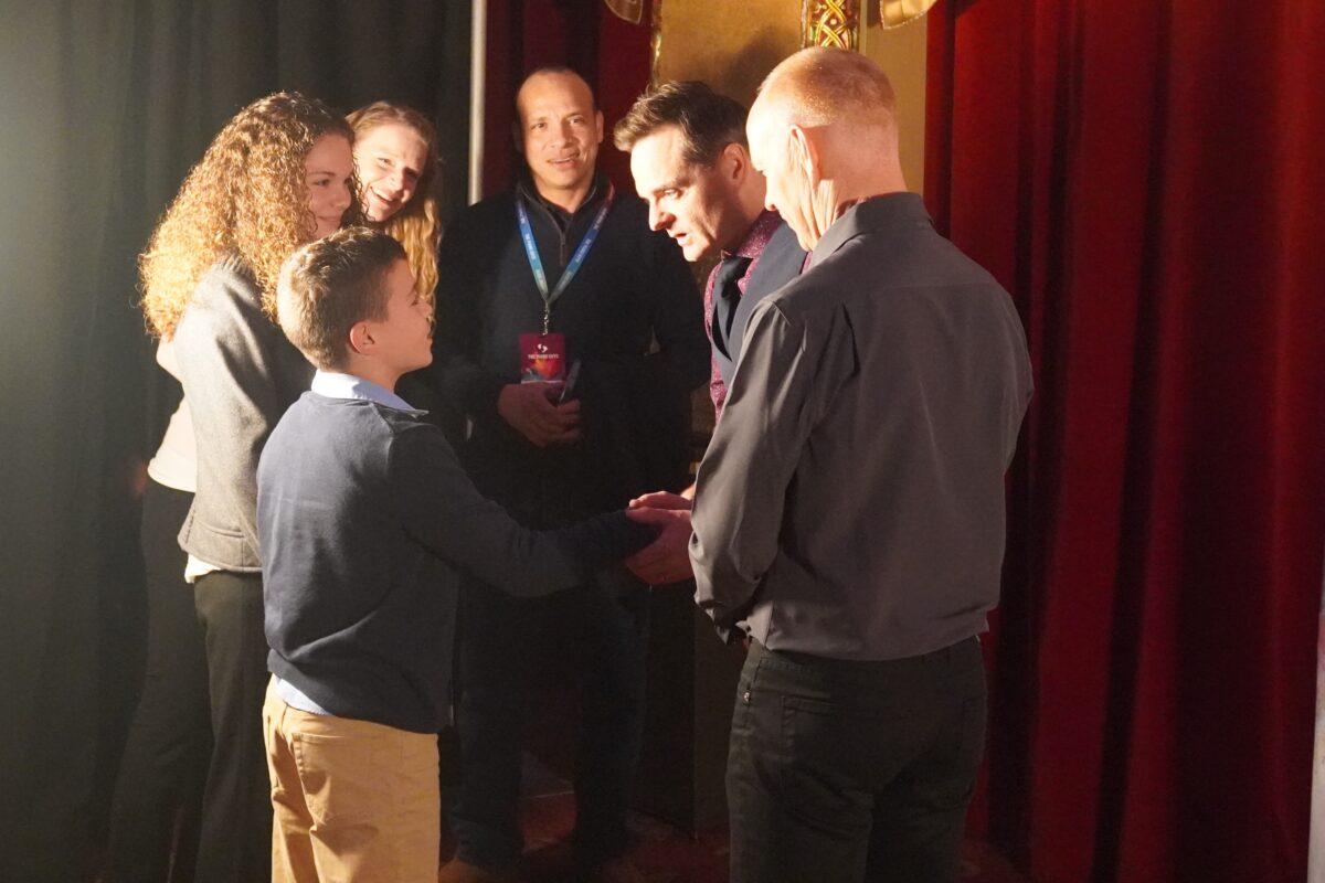 Jon Schmidt (R) and Steven Sharp Nelson (2R) greet the Diaz family of Florida after an Atlanta concert on Nov. 29, 2022. (Nanette Holt/The Epoch Times)