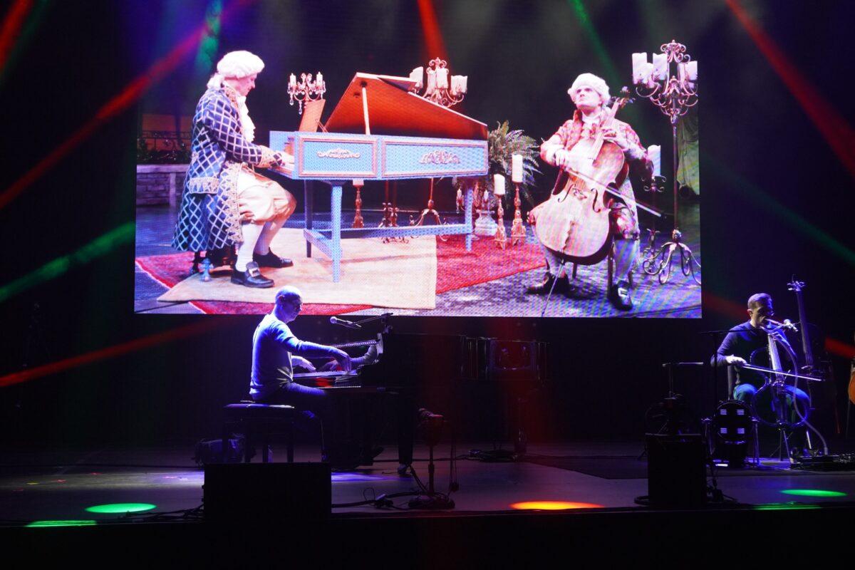 Jon Schmidt (L) and Steven Sharp Nelson practice "I Want You Bach"—a mash-up of Bach pieces with the Jackson 5's "I Want You Back"—during a pre-concert sound check in Atlanta on Nov. 29, 2022. (Natasha Holt for The Epoch Times)