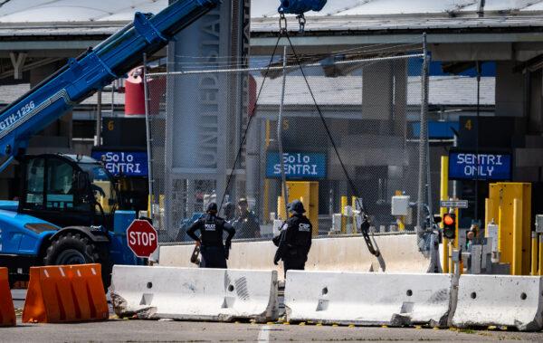 Federal agents place fencing to help curb Title 42 migration surges on the U.S. border in Tijuana, Mexico, on May 11, 2023. (John Fredricks/The Epoch Times)