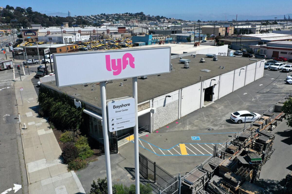 A sign is posted in front of a Lyft driver center in San Francisco on Aug. 12, 2020. (Justin Sullivan/Getty Images)