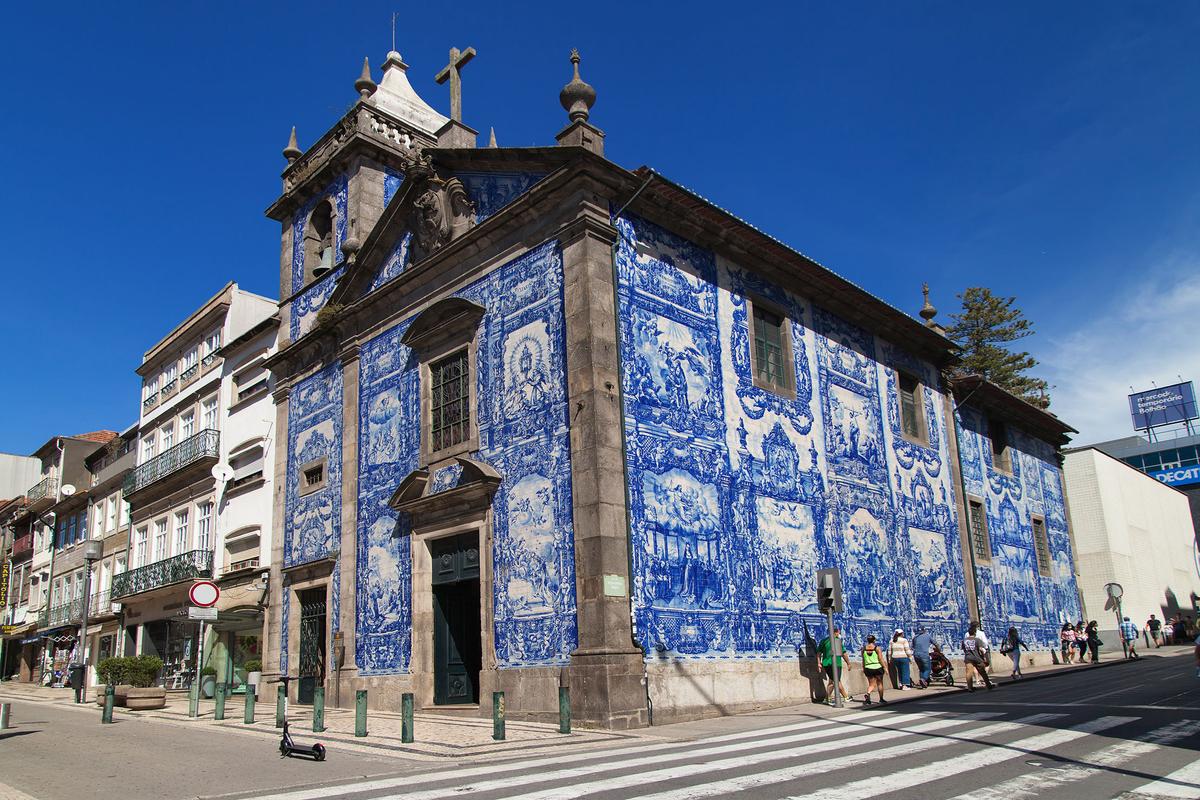 An impressive full view of the street corner occupied by Chapel of Souls in Porto, Portugal. (Santi Rodriguez/Shutterstock)