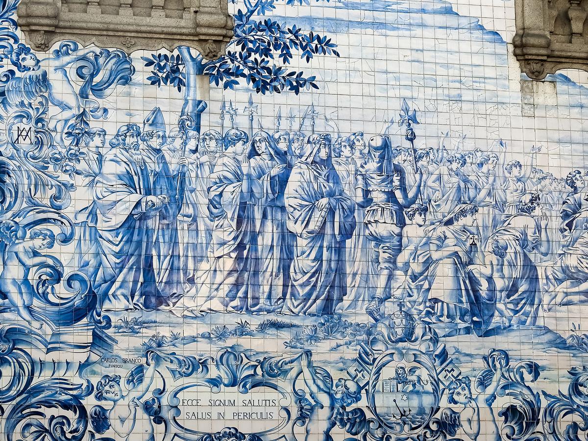 Detail of azulejos tile art on the side of Chapel of Souls. (Cassia Bars Hering/Shutterstock)