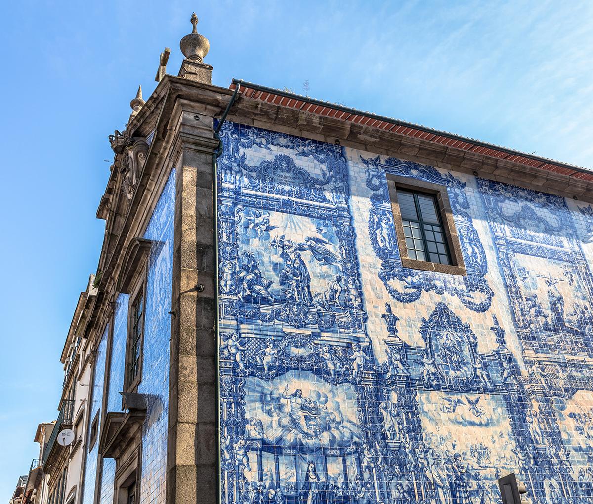A three-quarter view of Chapel of Souls in Porto, Portugal. (eldeiv/Shutterstock)