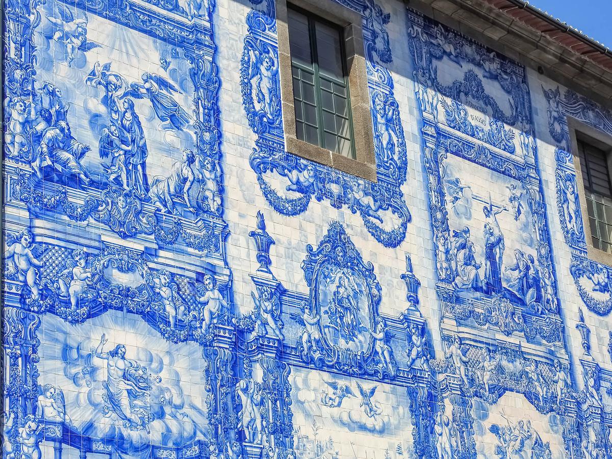 Detail of azulejos tile artwork exhibits scenes of Christ and biblical stories on the side of Chapel of Souls. (Cassia Bars Hering/Shutterstock)