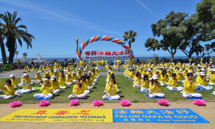 Hundreds Celebrate 31st World Falun Dafa Day at Santa Monica Beach