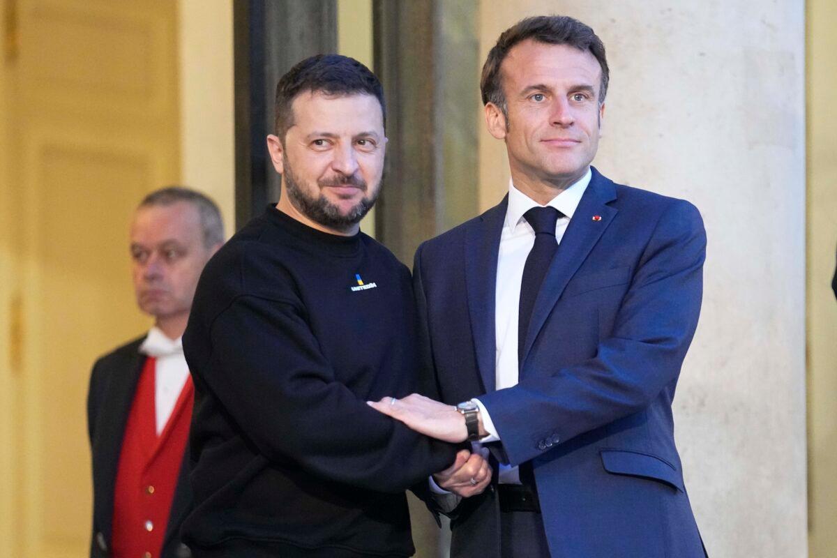 French President Emmanuel Macron (R) welcomes Ukrainian President Volodymyr Zelenskyy at the Elysee Palace in Paris on May 14, 2023. (Michel Euler/AP Photo)