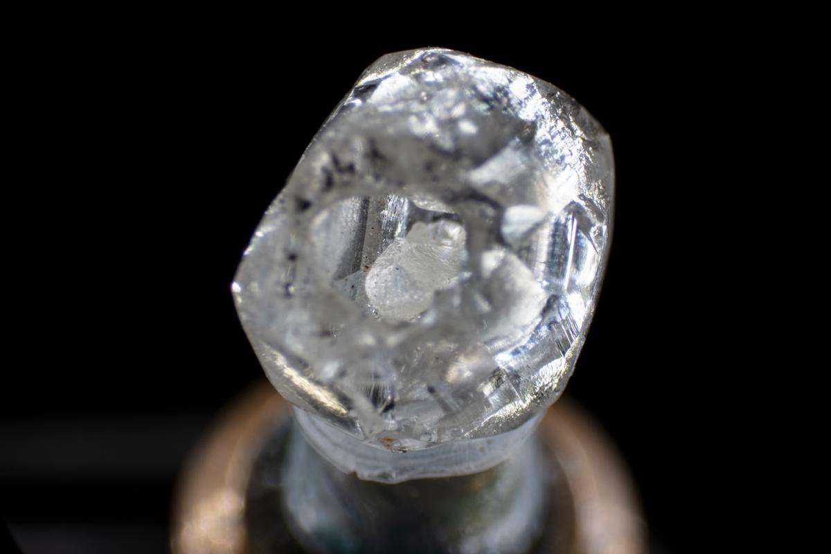 An optical image showing the small diamond crystal nestled in the cavity of the 0.329-carat rough diamond. (Courtesy of Danny Bowler/<a href="https://institute.debeers.com/en-gb/news/introducing-the-%E2%80%98beating-heart%E2%80%99-diamond">De Beers Group</a>)