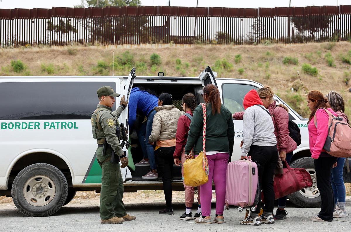 San Diego Leaders Speak out Over Mass Migrant Drop-Offs at Transit Stations