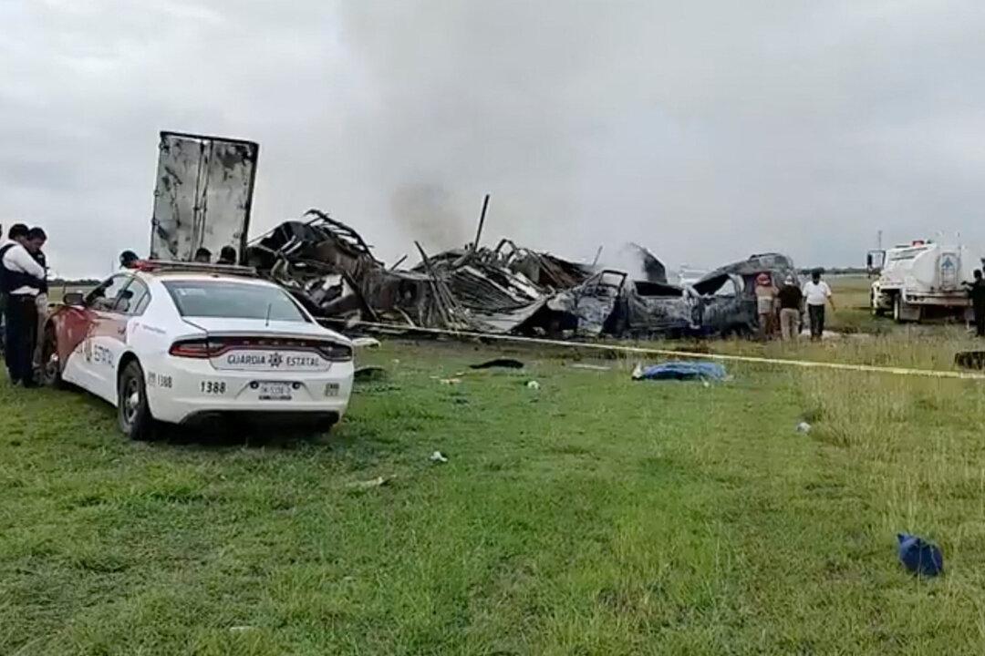 26 People Die in Fiery Crash of Freight Truck and Passenger Van in Northern Mexico