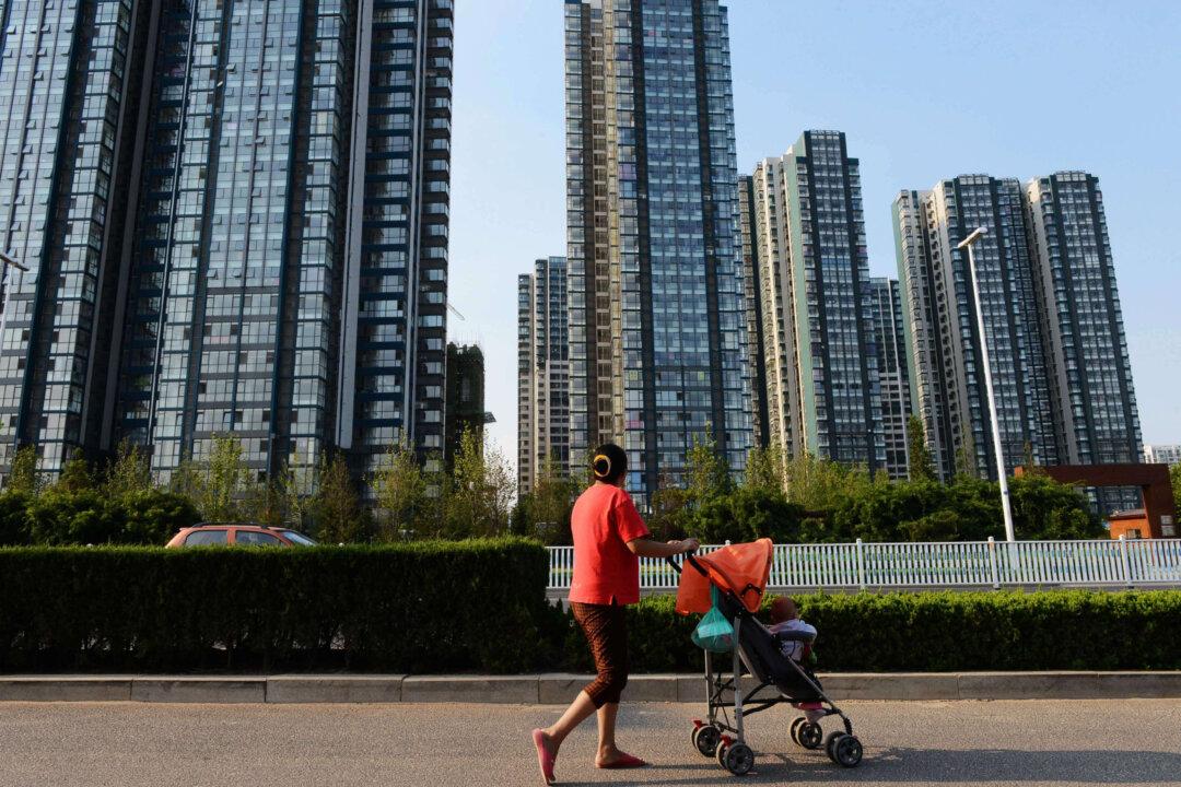 Chinese Homebuyers Move Into Unfinished Apartments in Coastal City