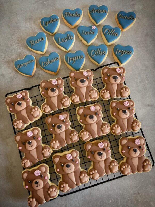 Hebe makes frosted bear cookies with pink roses for her classmates and teacher to complete the course. Blue hearts and everyone's names accompany the teddy bear cookies. (Courtesy of Hebe)
