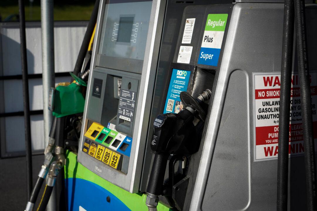 US Pump Prices Surge as Drivers Prepare for Memorial Day Weekend
