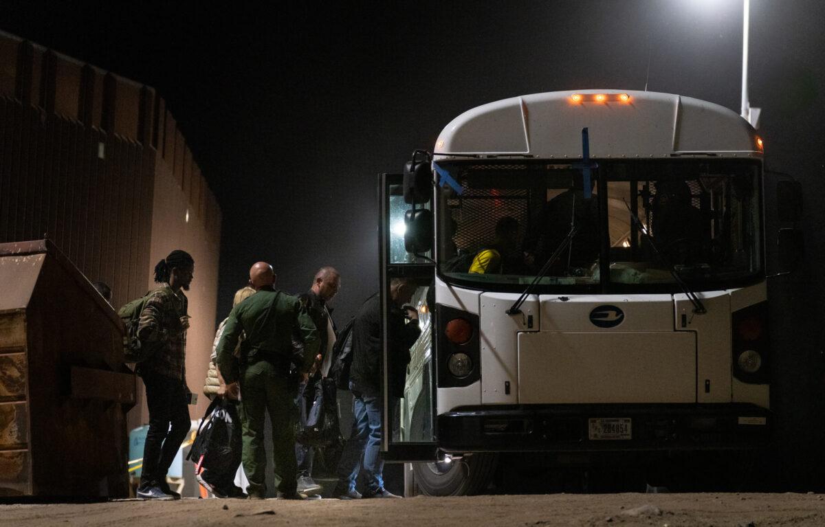 NGOs Offering Illegal Immigrants Community ID Cards That Open Door to Services Critics Call 'Incentives' | USNN World News Illegal immigrants prepare to be transported by bus to Border Patrol processing facilities in Yuma, Ariz., on May 18, 2023. (John Fredricks/The Epoch Times)