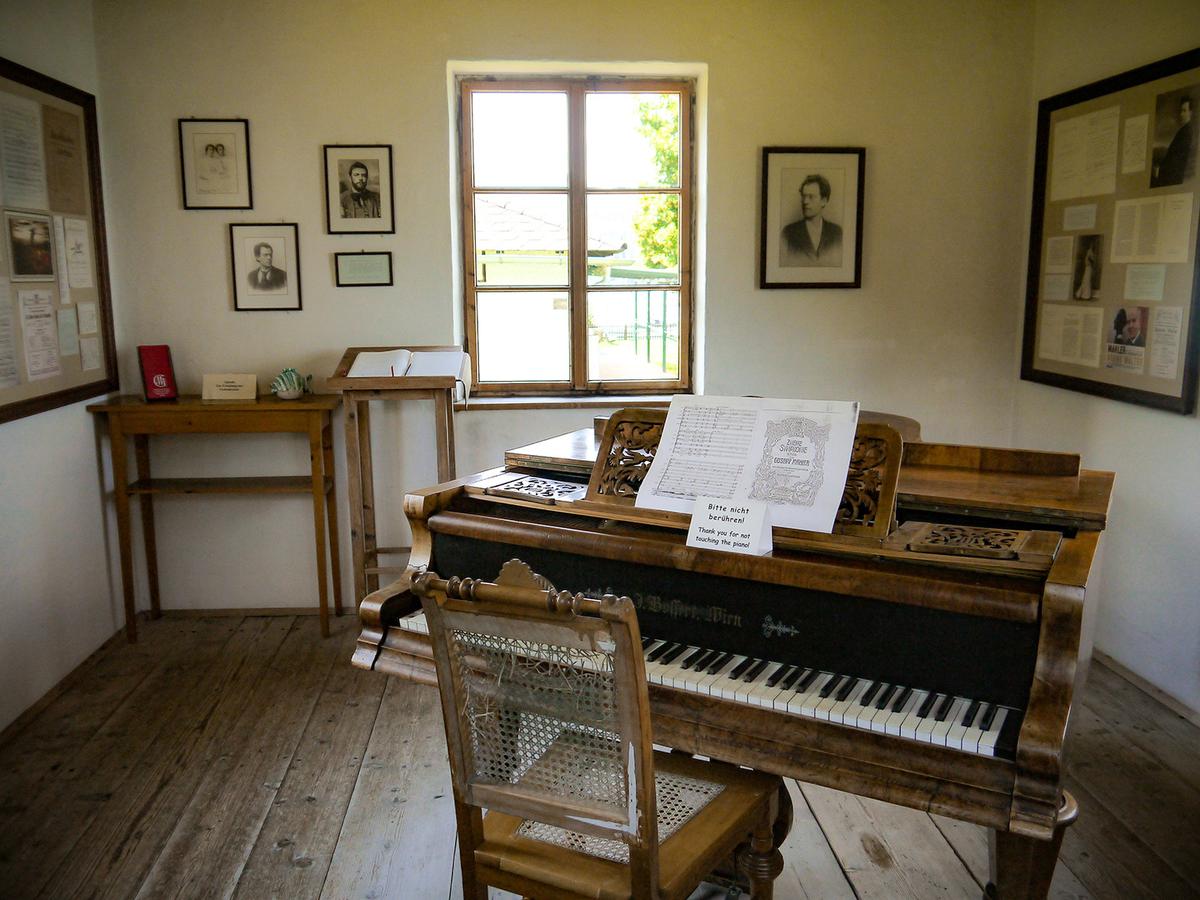 The composing hut of Gustav Mahler at Lake Attersee in Austria. (Color edited photo by <a href="https://commons.wikimedia.org/wiki/File:Steinbach_Gustav_Mahler_Komponierh%C3%A4uschen_2.JPG">Thomas Ledl</a>/<a href="https://creativecommons.org/licenses/by-sa/3.0/at/deed.en">CC BY-SA 3.0 AT</a>)