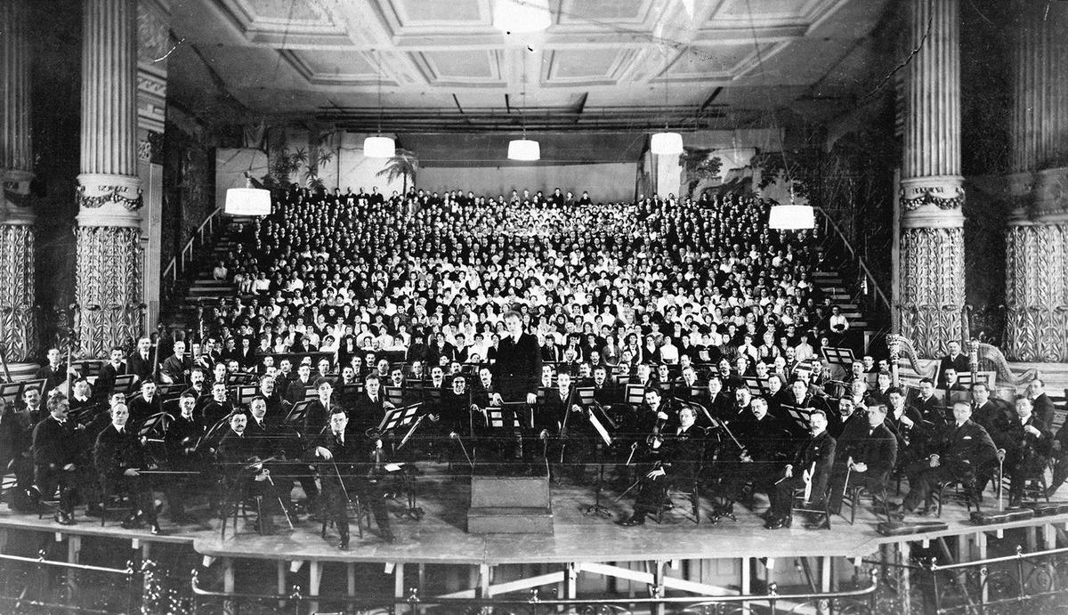 American premiere of Mahler's "Symphony No. 8" with the Philadelphia Orchestra conducted by Leopold Stokowski, 1916. (Public Domain)