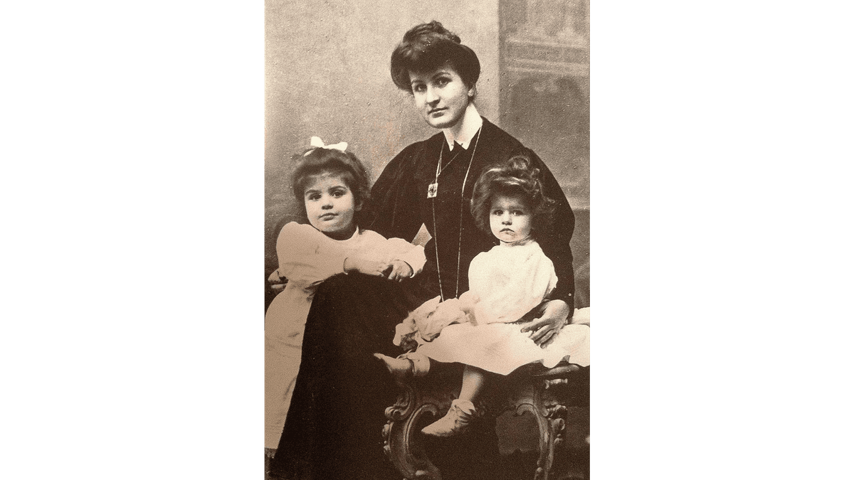 Alma Mahler photographed circa 1905–1906 with daughters Maria (L), who died in 1907, and Anna. (Public Domain)