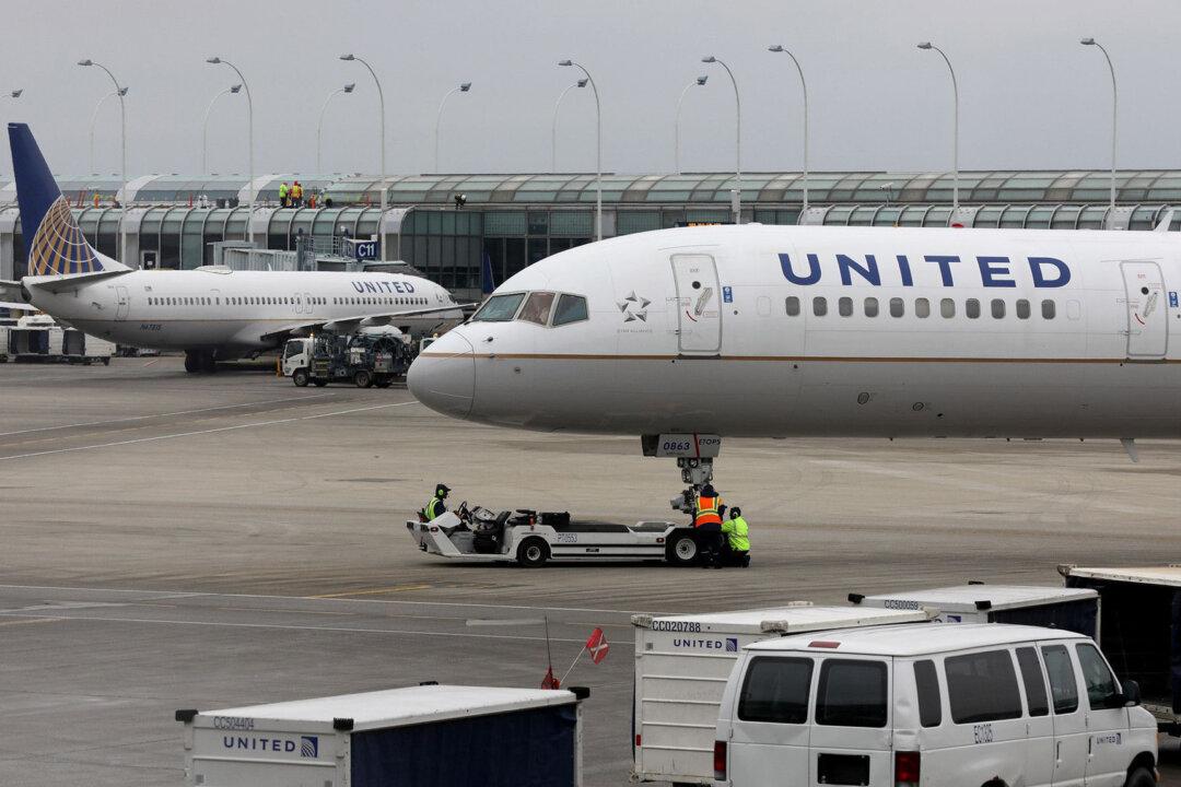 “Security Issue” Diverts United Airlines’ Newark-LAX Flight to Chicago