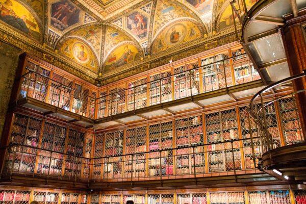East room of the Morgan Library, New York, 2017. (<a title="User:Mike Peel" href="https://commons.wikimedia.org/wiki/User:Mike_Peel">Mike Peel</a>/<a class="mw-mmv-license" href="https://creativecommons.org/licenses/by-sa/4.0" target="_blank" rel="noopener">CC BY-SA 4.0</a>)
