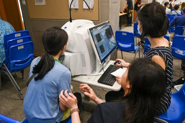 On May 21, 2023, the Hong Kong Eye Hospital and the Hong Kong Ophthalmology Society held an eye health education day for macular care. (Sung Pi-lung/The Epoch Times)
