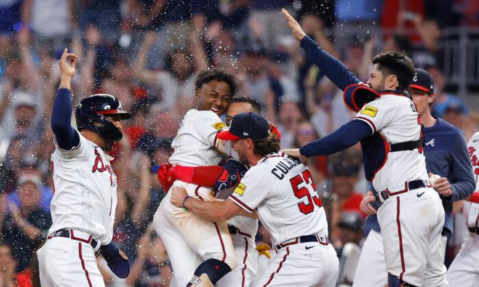 Albies Drives in Winning Run in 9th as Braves Beat Dodgers 4–3, Avoid Sweep
