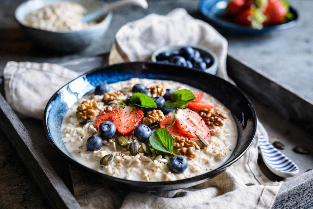 No Cook Strawberry Oatmeal to Go (Recipe)