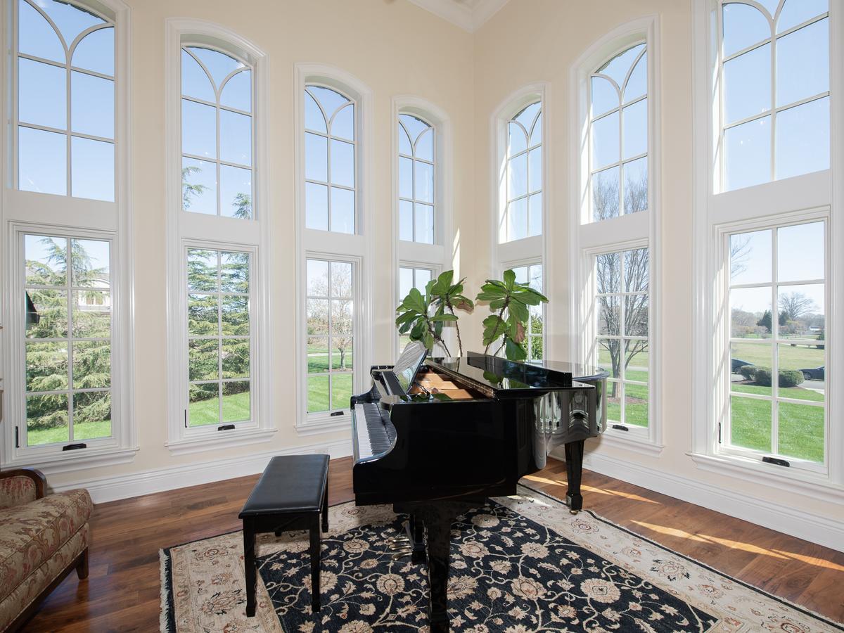 The family room features a wall of floor-to-ceiling windows that bring in natural light while providing a great view of the surroundings. (Charlotte Virtual Home Tours/Premier Sotheby’s International Realty)